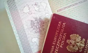 Polski paszport z godłem orła i mapą świata. Czy do Szwecji potrzebny jest paszport? Tak, jeśli podróżujesz spoza strefy Schengen.