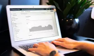 Jak sprawdzić statystyki strony internetowej i poprawić jej wyniki