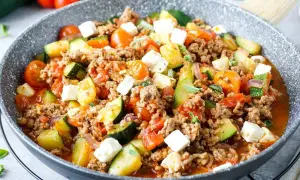 Herzhafte zucchini hackfleisch pfanne mit Tomaten und Feta.