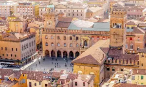 Widok na Piazza Maggiore w Bolonii, skąd łatwo zaplanować, jak dojechać z Bolonii do Florencji.