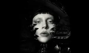 Lady Gaga w czerni, z ostrymi pazurami i mrocznym makijażem, przygotowuje się do koncertu.