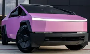 Różowy CyberTruck z futurystycznym designem i masywnymi kołami.