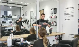 Ile można zarobić na salonie fryzjerskim? Kluczowe czynniki i przykłady zarobków