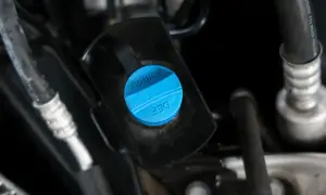 Niebieska nakrętka z napisem AdBlue i DEF, wskazująca na zbiornik płynu AdBlue co to jest, kluczowy dla nowoczesnych diesli.