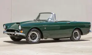 En grön Sunbeam Tiger cabriolet, en klassisk sportbil, står parkerad.