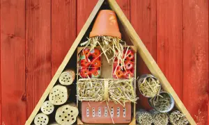 Ein selbstgebautes Insektenhotel aus Holz, Stroh und verschiedenen Materialien bietet Unterschlupf für nützliche Tiere.