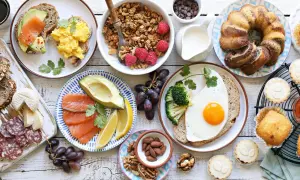 Leckere Brunch Ideen warm: Rührei, Lachs-Avocado-Toast, Müsli, Obst, Kuchen und Gebäck.