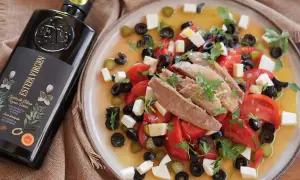 Deliciosa ensalada de ventresca con tomates, aceitunas negras, queso y un chorrito de aceite de oliva virgen extra Estepa.