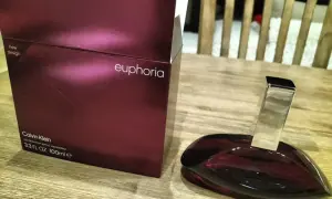 Perfumy Calvin Klein Euphoria 100ml w bordowym opakowaniu i charakterystycznym flakonie.