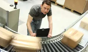 Spedytor morski co robi, ile zarabia? Praca, zarobki, wyzwania