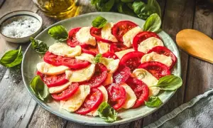 Frische Tomaten und Mozzarella, arrangiert als klassische Caprese. Ein einfaches, aber köstliches Gericht, das die Aromen Italiens feiert.
