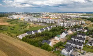 Nowe osiedle domów i bloków mieszkalnych, bliskość natury i infrastruktury miejskiej. Plusy mieszkania w mieście.