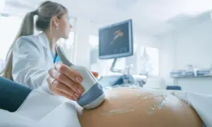 Lekarka wykonuje USG, badając ciążę. Na ekranie widać obraz, a lekarz pyta: "crl co to?".