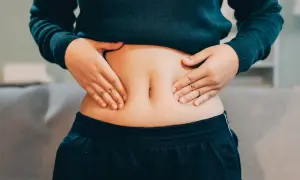 Mani che stringono la pancia, che nonostante sia magra, appare gonfia e dura.