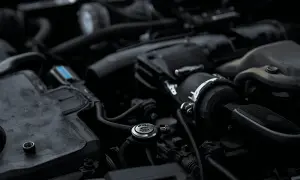 Motor de un p010f Ford, con detalles en negro y un toque azul.
