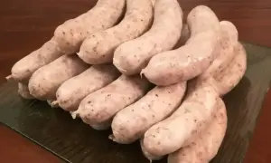 Stos białej kiełbasy, idealnej do tradycyjnego przepisu.