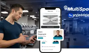 Mężczyzna w siłowni korzysta z telefonu z aplikacją MultiSport.
