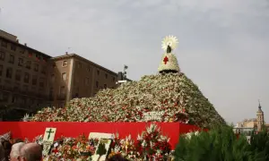 Ofrenda de flores gigante para el programa de fiestas del Pilar, con la Virgen en la cima.