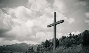 Drewniany krzyż na tle burzowych chmur i górskich krajobrazów. Jak w psalm 31, symbol nadziei i wiary.
