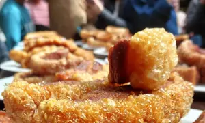 Torreznos crujientes, un manjar típico de Zaragoza, listos para disfrutar en buena compañía.