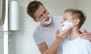 W jakim wieku zacząć się golić, aby uniknąć podrażnień skóry?