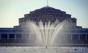 Die Jahrhunderthalle Breslau, ein architektonisches Meisterwerk, erhebt sich hinter einem beeindruckenden Wasserspiel.