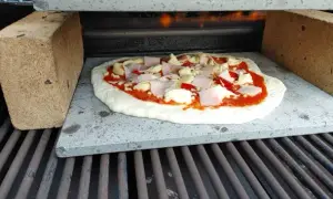 Na czym piec pizzę, aby uzyskać idealny spód i smak?