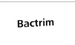 Napis "Bactrim" na białym tle. Informacja o tym, bactrim na co jest stosowany, może być kluczowa dla zdrowia.
