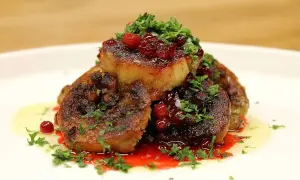 Stekta kroppkakor med lingonsylt och persilja. Ett klassiskt recept på kroppkakor som ser utsökt ut.