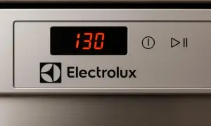 Zmywarka Electrolux wyświetla błąd i30. Czerwony wyświetlacz pokazuje kod 130, sygnalizując problem.