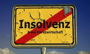 Gelbes Ortsschild mit "Insolvenz" und rotem Balken. Die Frage "wie oft kann man privatinsolvenz machen" wird hier symbolisch gestellt.