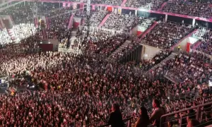 Tłum ludzi na koncercie w Krakowie, atmosfera jak na występie Katy Perry.