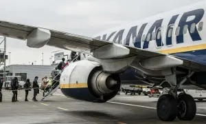Pasażerowie wsiadają do samolotu Ryanair. Zanim zmierzysz bagaż rejestrowany, sprawdź wymiary na stronie przewoźnika.