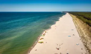 Dębki co warto zobaczyć: szeroka, piaszczysta plaża, turkusowe morze i lasy. Idealne miejsce na relaks i podziwianie piękna polskiego wybrzeża.