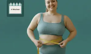 Frau misst ihren Bauch mit einem Maßband. Kalender-Icon zeigt "4 Wochen" an, was auf ein Ziel zum Abnehmen in 4 Wochen hindeutet.