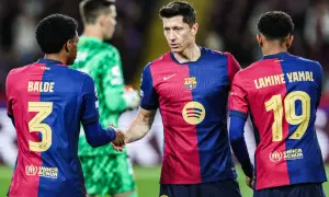 Robert Lewandowski, znany z gry w klubach takich jak Bayern Monachium i FC Barcelona, wita się z kolegami z drużyny.