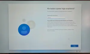 Instalacja Windows 11 bez internetu: ekran wyboru użytkownika. Wpisz nazwę, by kontynuować konfigurację.
