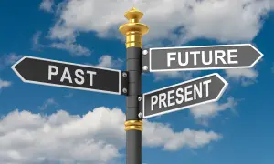 Señalización con flechas indicando "PAST", "PRESENT" y "FUTURE". Una metáfora visual para entender la diferencia entre el present perfect y el past perfect.