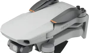 Składany dron DJI Mini 2 SE z kamerą i pomarańczowymi akcentami na śmigłach. Idealny do nauki trików w powietrzu.