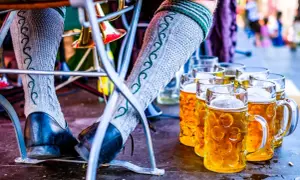 Bicchieri di birra dorata e calze tradizionali, un assaggio dei birrifici Oktoberfest.