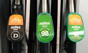 Tre bensinpumpar: diesel, bensin 98 och bensin 95. Bensin 95 ger upp till 2,7% längre körsträcka till samma pris.