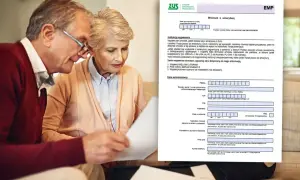 Para seniorów analizuje dokument "Wniosek o emeryturę" ZUS, przygotowując się do złożenia wniosku.