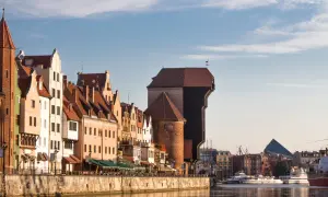 Nad Motławą w Gdańsku, Żuraw i kamienice tworzą malowniczy widok. Poznaj ciekawostki o Gdańsku!