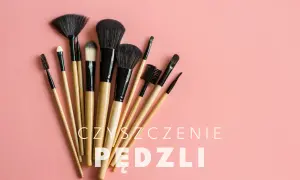 Zestaw pędzli do makijażu na różowym tle. Dowiedz się, czym myć pędzle do makijażu, by służyły Ci dłużej.