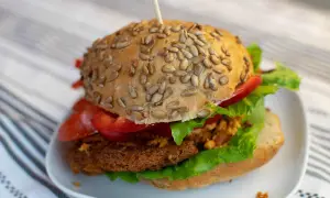Jak zrobić hamburgery w domu - przepisy na idealne kotlety i bułki