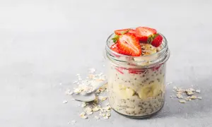Overnight oats recept med jordgubbar och banan i glasburk. En hälsosam frukost som är enkel att förbereda.