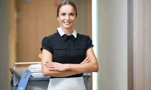 Ile zarabia pracownik hotelu? Zaskakujące różnice w wynagrodzeniach