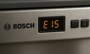 Wyświetlacz zmywarki Bosch pokazuje błąd E15.