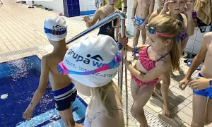 Ile trwa nauka pływania dzieci? Realne ramy i kluczowe etapy