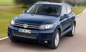 Un Touareg 3.0 V6 TDI azul circula por una carretera. ¿Problemas comunes de este modelo?